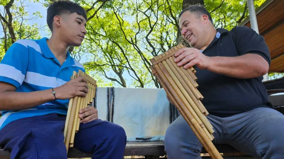 Maxi Díaz y Martín Vallejos ensayan en la plaza de Jardín América y la gente se acerca a escucharlos. Fotos Esteban González 