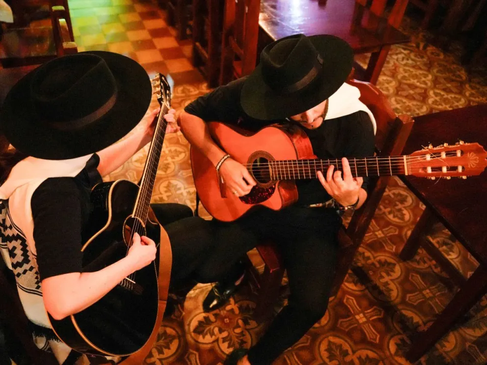 Gisel y Juan, con Alto Vuelo, amalgaman clásicos del folklore conocidos en el país con perlas litoraleñas y constituyen una de las gratas sorpresas entre las nuevas generaciones que continúan el legado. //Foto: Marcelo Rodríguez.