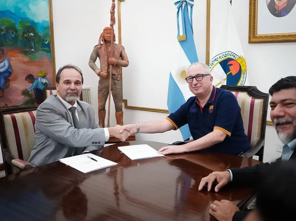 Se realizó una ceremonia en Casa de Gobierno, con la presencia del gobernador Hugo Passalacqua y Luis María Scasso, representante de la Organización de Estados Iberoamericanos (OEI).