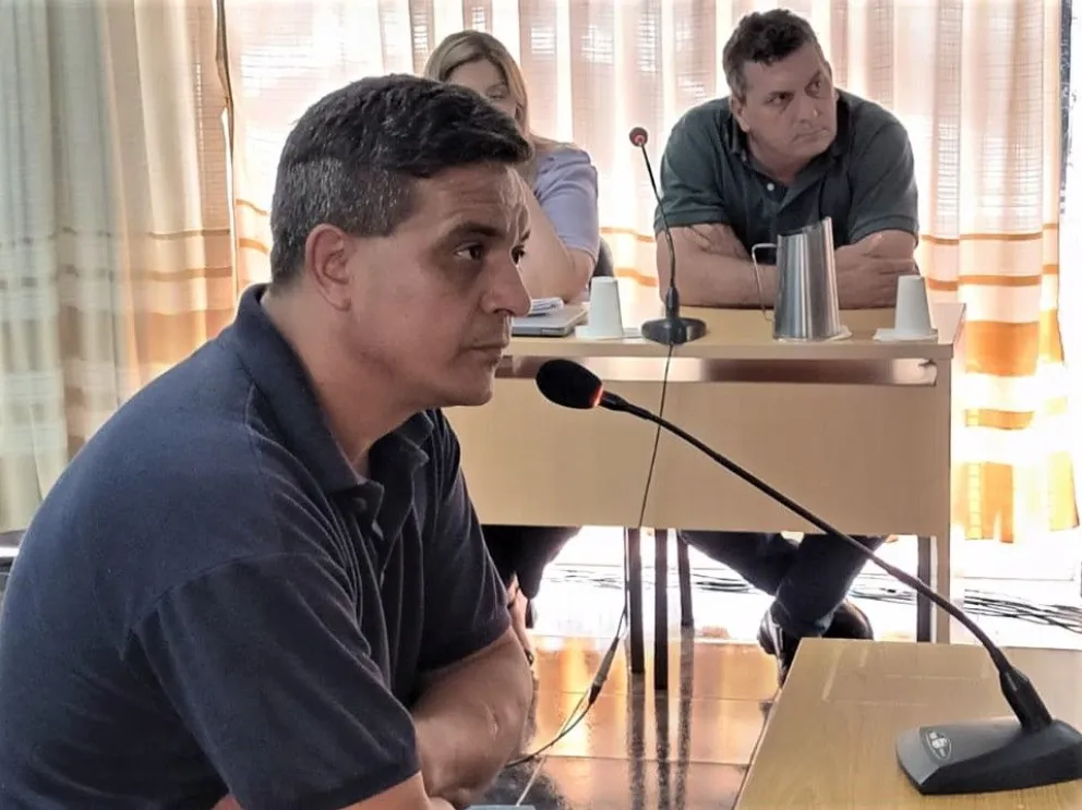 Backes, al fondo, escuchando la declaración de Engers, su ex amigo y testigo directo del ataque. //Foto: Cristian Valdez