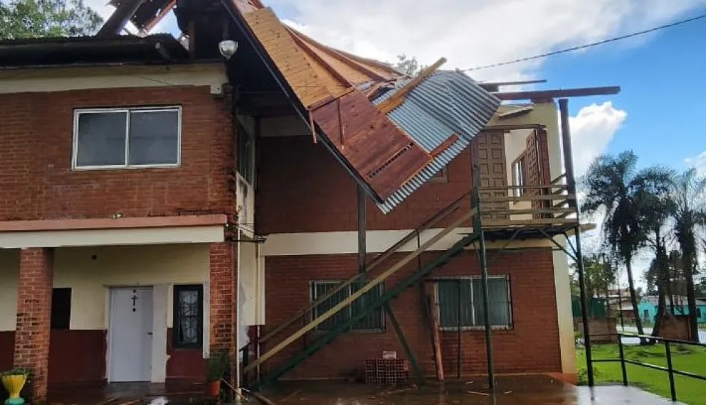 El salón de la iglesia, afectado por el temporal.