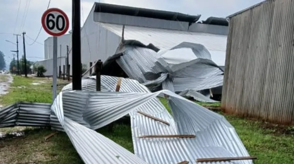 El aserradero Toll Madera se vio muy afectado por el temporal con voladura de chapas.