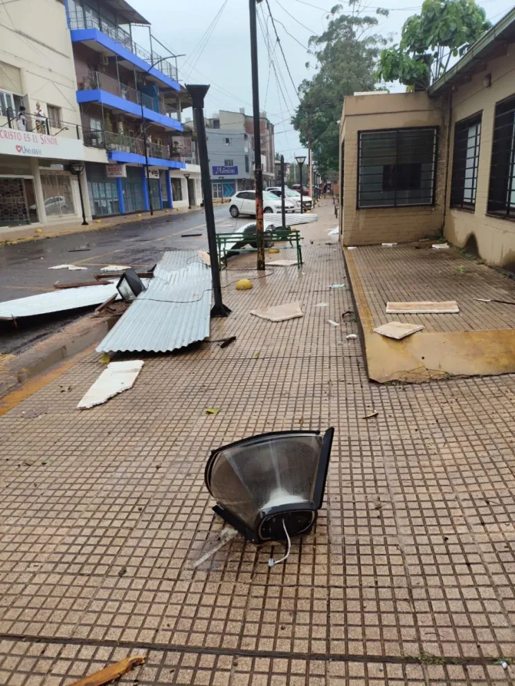 Iguazú: fuertes vientos provocaron voladura de chapas y la EPET N°4 suspendió las clases