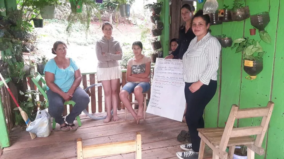 Desde el programa concientizan a las familias sobre la educación de los niños y de la necesidad de espacios para estudiar. //Foto: Carina Martínez