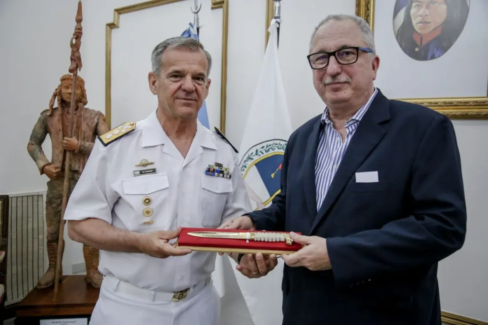 El gobernador Passalacqua junto al comandante Finardi. //Foto: gentileza.