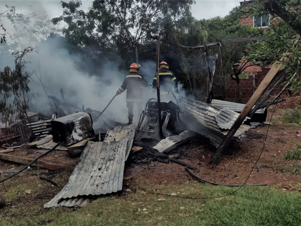 Incendio redujo a cenizas una vivienda en Posadas, investigan si fue ...