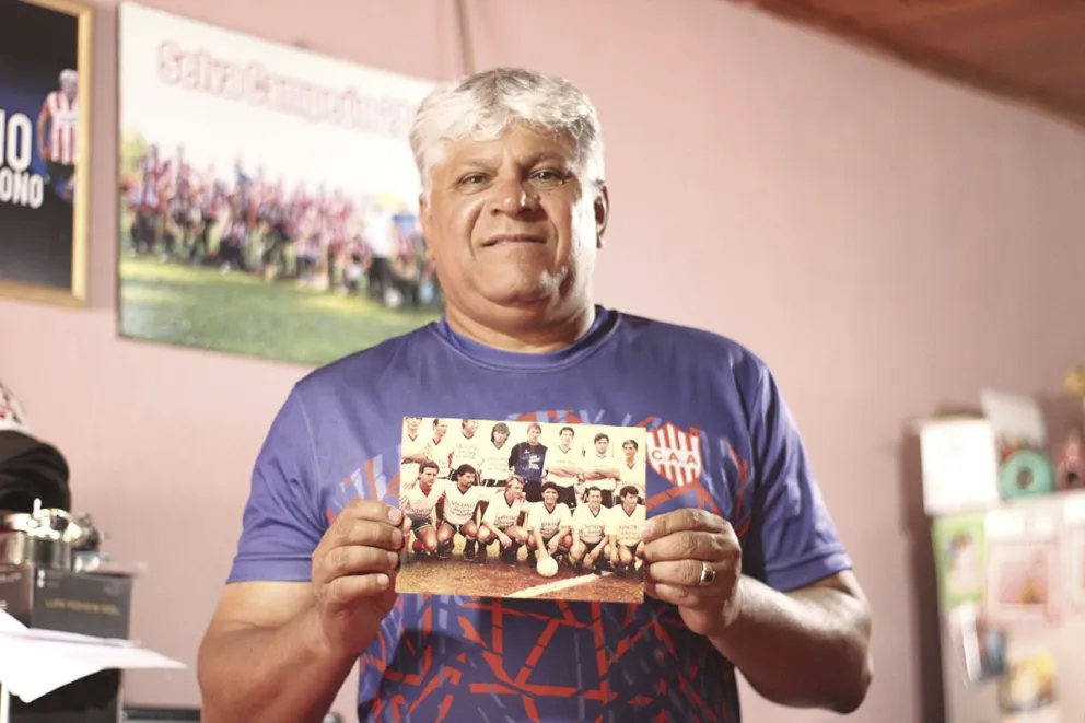El Mono, en su hogar, con la foto del amistoso que jugó con El Diego. Foto: Alex Wereszczuk