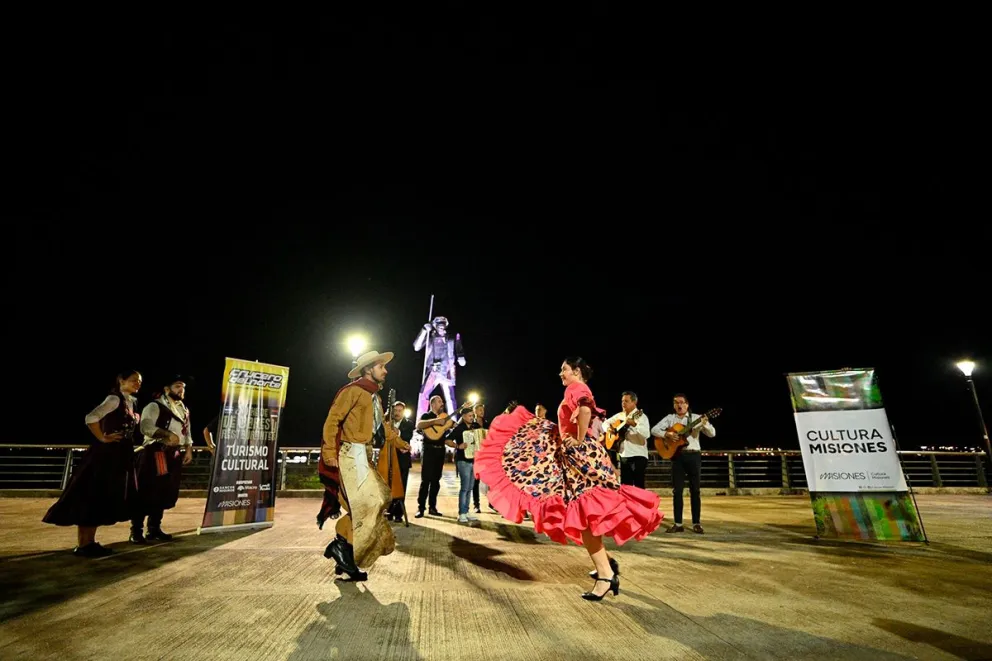 Los artistas serenateros en el monumento a Andresito durante su recorrida con música al paso. //Foto: Víctor Hugo Paniagua 