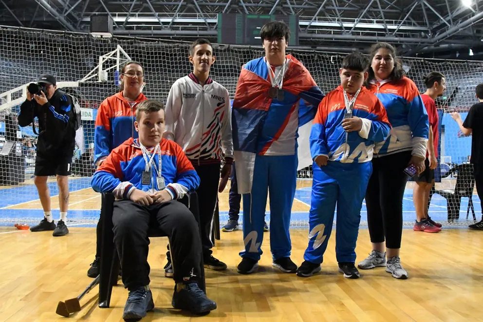 Hoy Marcos entrena a niños y jóvenes en tenis de mesa convencional y adaptado en su club de Puerto Rico.  