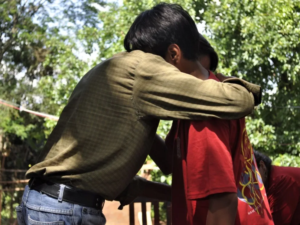 Lorenzo, y el abrazo anhelado con su hijo, que estuvo 22 días internado en Posadas. //Fotos: Cristian Valdez.