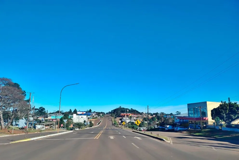 Vista del acceso a Dos Hermanas por la ruta provincial 17, que conduce a Irigoyen al que pertenece en la actualidad.