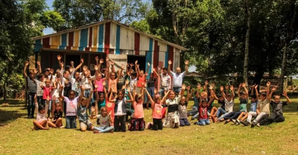 Estudiantes y docentes de la Escuela 324 de Colonia Aurora frente a la casinha, donde el sábado se abrirá el Museo del Colono. Fotos Gentileza  