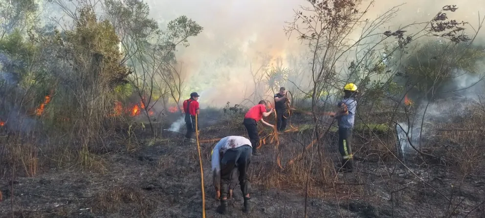 Bomberos intervinieron en dos incendios en Jardín América imagen-4