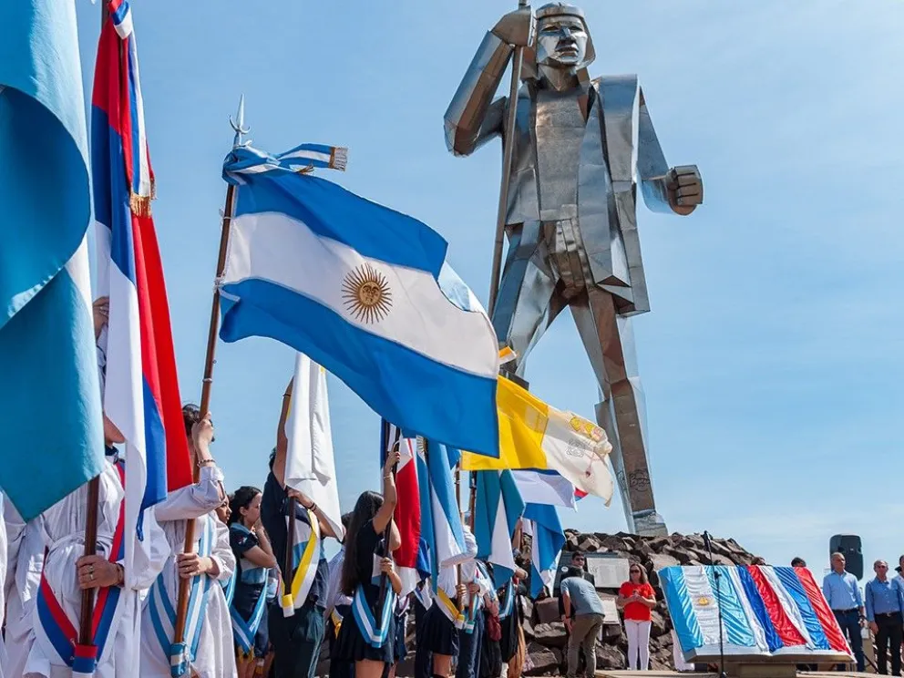 Monumento a Andrés Guacurarí y Artigas, en la costanera de Posadas. //Foto: Gentileza.