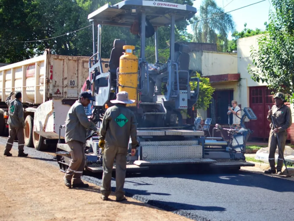  la reactivación de los trabajos de asfalto en calle Toranzos entre Ángel Blanco y Víctor Navajas. //Foto: Mercedes Berón.