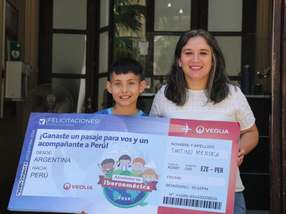 Santino y su mamá, a pocas horas de emprender viaje hacia Perú. //Foto: Gentileza.
