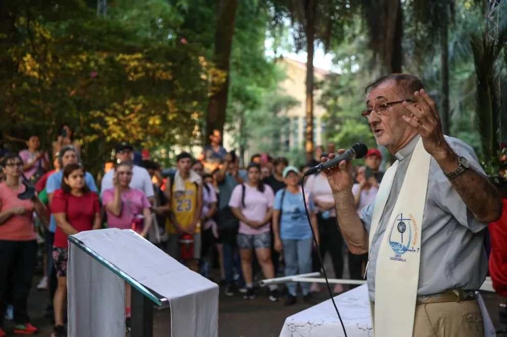 Monseñor Martínez, previo a que la columna comience a peregrinar hacia Loreto. //Fotos: Natalia Guerrero.
