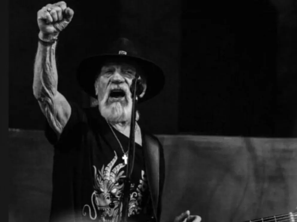 Wilfrido Aníbal Quiroga, más conocido como Willy Quiroga, fue un músico y cantante argentino.