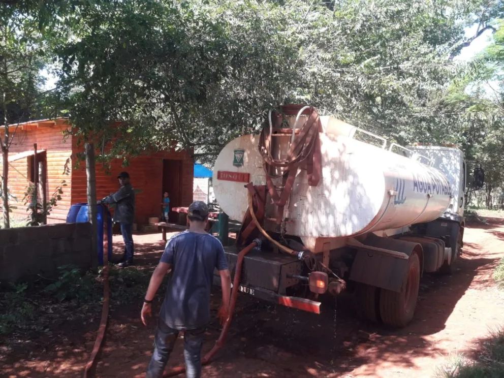 Muchos barrios dependen del camión cisterna, que demora semanas en suministrar el vital líquido. //Foto: Facebook.