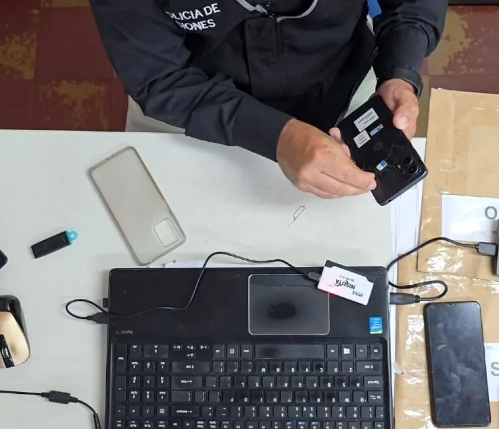 Los dispositivos informáticos en pleno análisis. //Foto: Policía de Misiones.