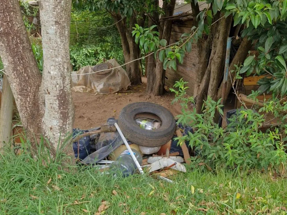 La mugre se sigue acumulando en los patios, lo que constituye un foco de proliferación. //Foto: Mercedes Berón.