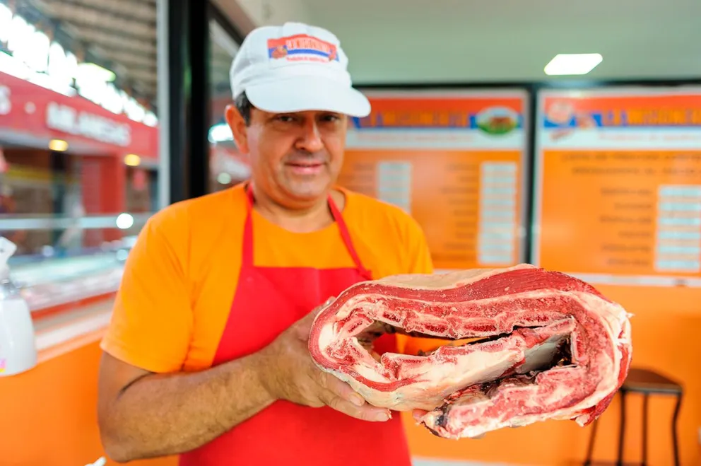 En el Mercado Concentrador de Posadas se ofrecen diferentes cortes para las fiestas de diciembre. //Foto: Víctor Paniagua.