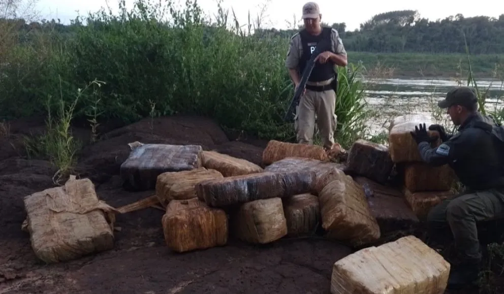 Los efectivos extrajeron 33 bultos con 671 “ladrillos” con la droga. Foto: Prensa GN