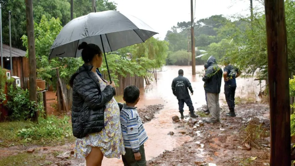 Por problemas en un desagüe el agua acumulada afectó a vecinos del barrio Industrial de San Pedro. //Foto: Carina Martínez.
