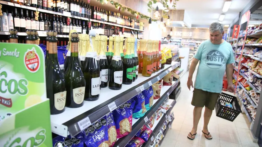 Productos de primera necesidad tuvieron merma en sus ventas. Comercios se preparan con la canasta navideña.  Foto: NG