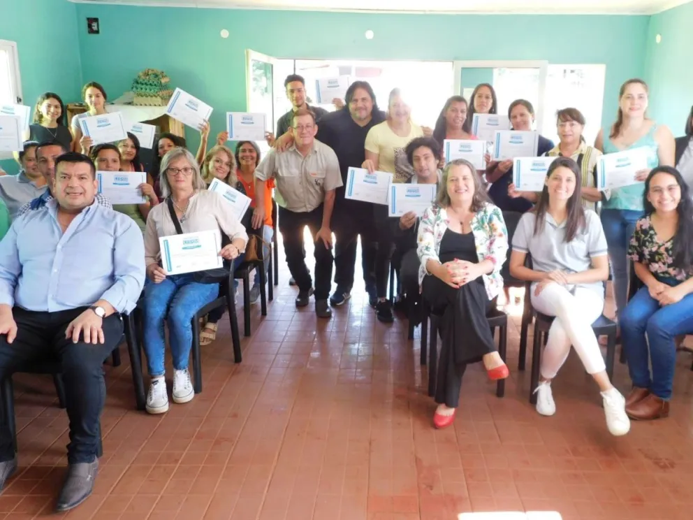 Los egresados con sus diplomas. //Foto: Miguel Garcete.