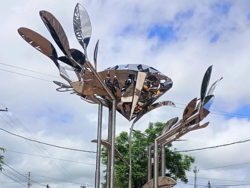 La escultura en una de las avenidas principales de la comuna. //Foto: Graciela González.