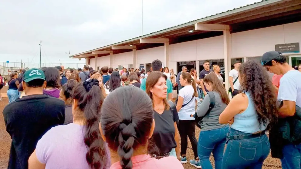 Gran movimiento de personas y vehículos, en el cruce Posadas y Encarnación.