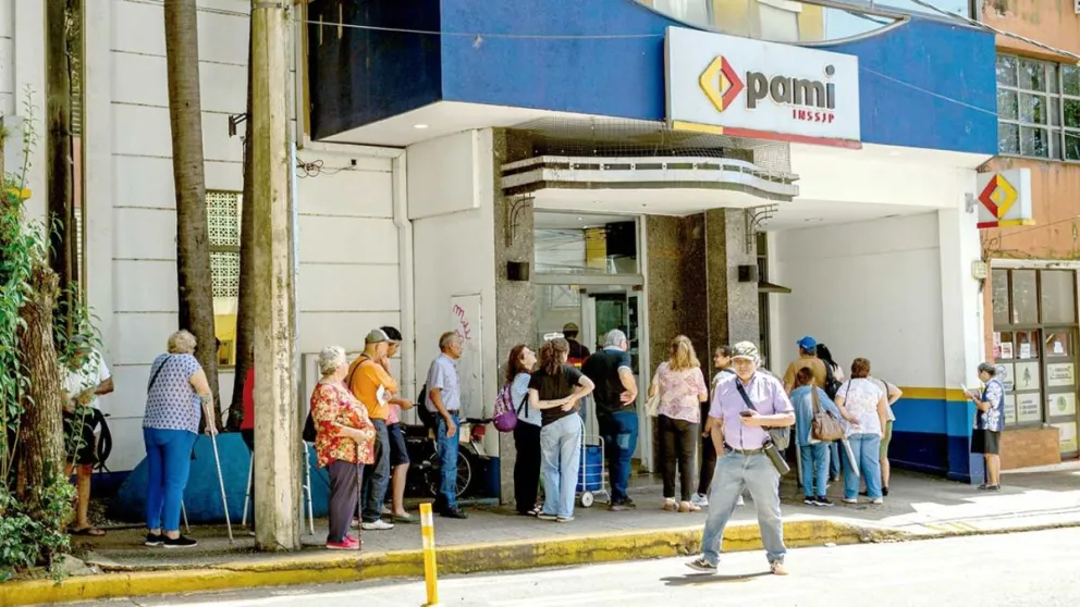 A comienzos de esta semana se registraron largas filas de afiliados en el Pami de Posadas. //Foto: Víctor Paniagua.