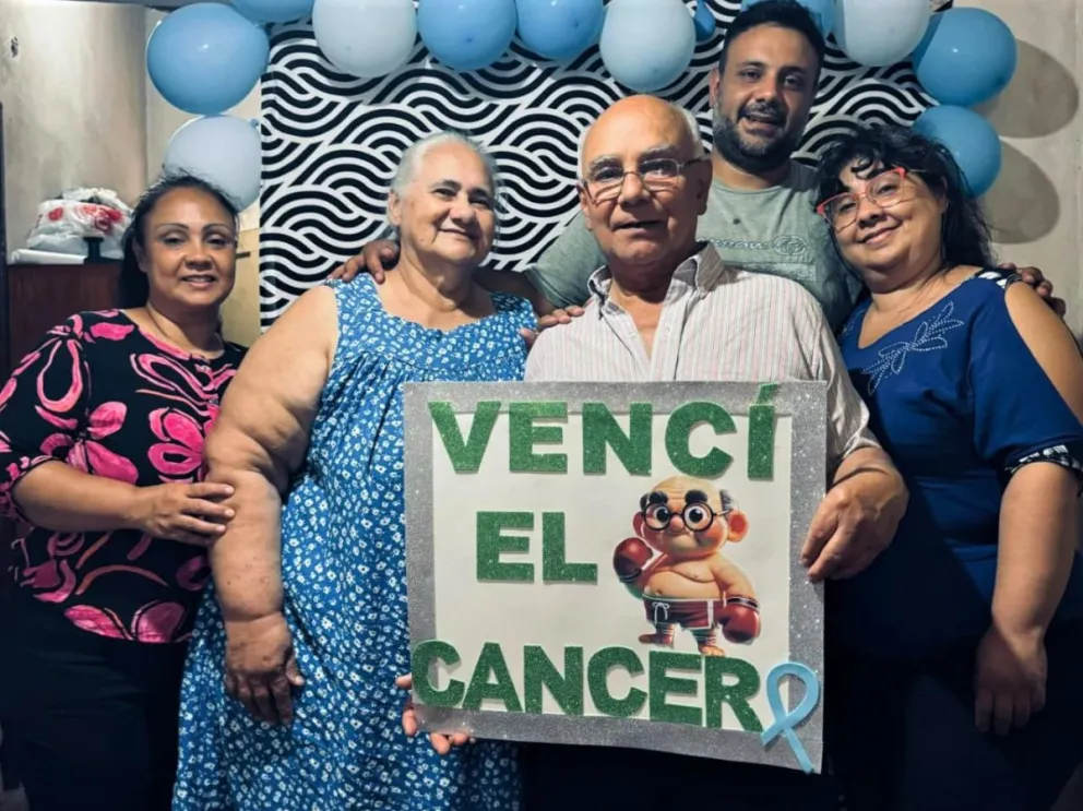 Crispín y parte de su familia, tras recibir el alta de su médico oncólogo. //Foto: Gentileza.