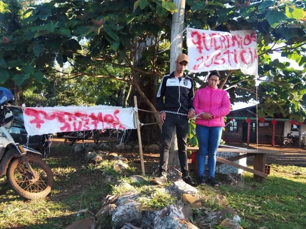 Encadenados pidiendo justicia y la liberación de un hombre al que consideran inocente. //Foto: Norma Devechi.