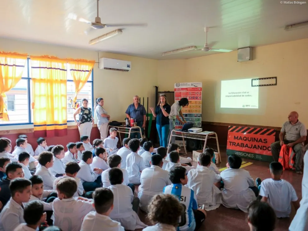 Los capacitadores en una de las tantas escuelas en las que estuvieron este año. //Foto: DPV.