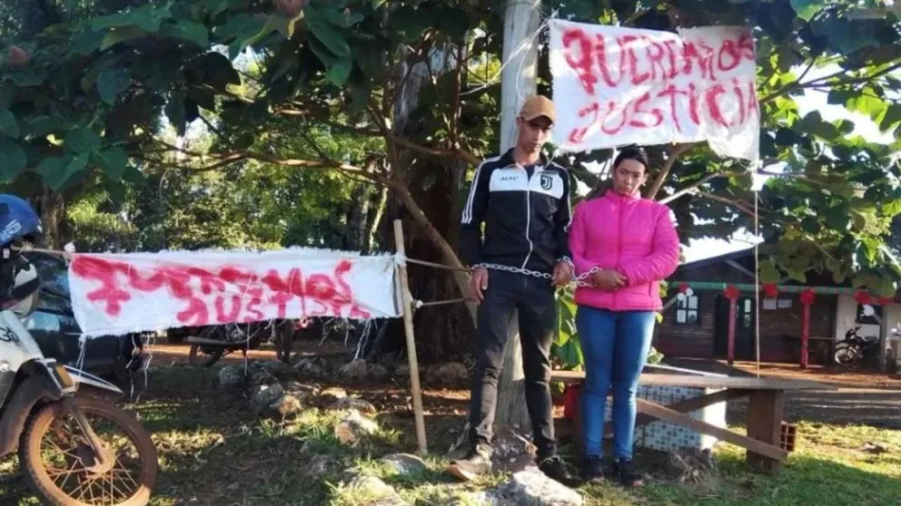 Familiares del acusado se encadenaron frente a la comisaría, sosteniendo que el hombre era inocente.