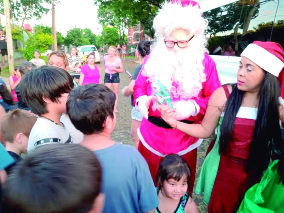 El Papá Noel llegó con su magia a Villa Cabello, y el domingo fue una fiesta.  
