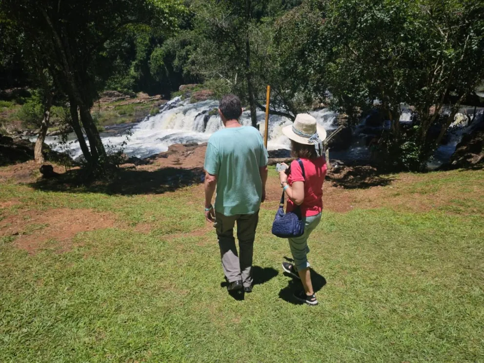 Los turistas disfrutan de la naturaleza misionera. Fotos: Esteban González - Graciela González