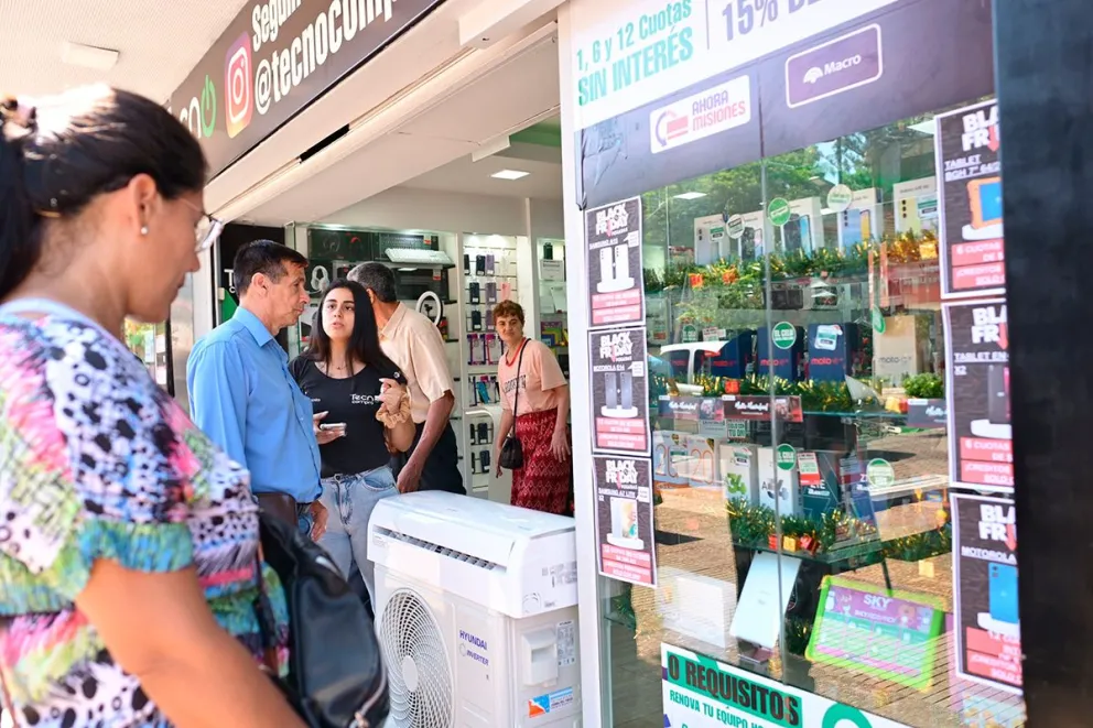 El Mega Black y los programa Ahora, herramientas que ofrecen gobierno y privados para mover el consumo. Foto: Víctor Paniagua