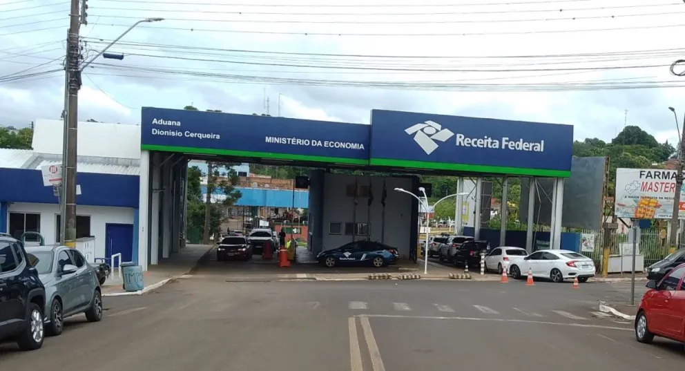 El paisaje es el mismo todos los días, con cientos de vehículos que cruzan la frontera. //Foto: Fabián Acosta.