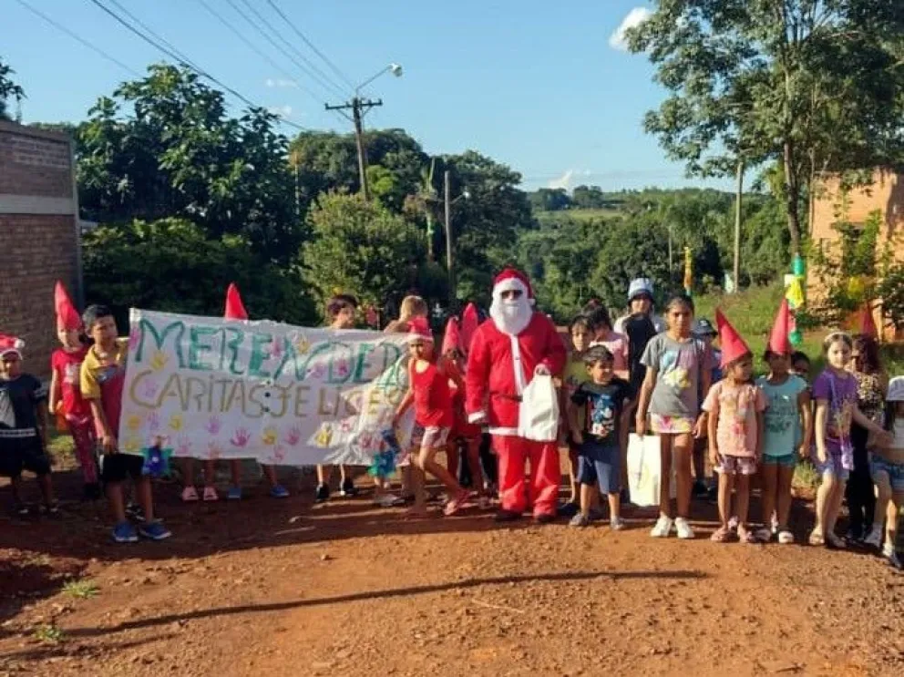Papá Noel incluido en el agasajo a los niños que asisten al merendero. //Foto: Gentileza.