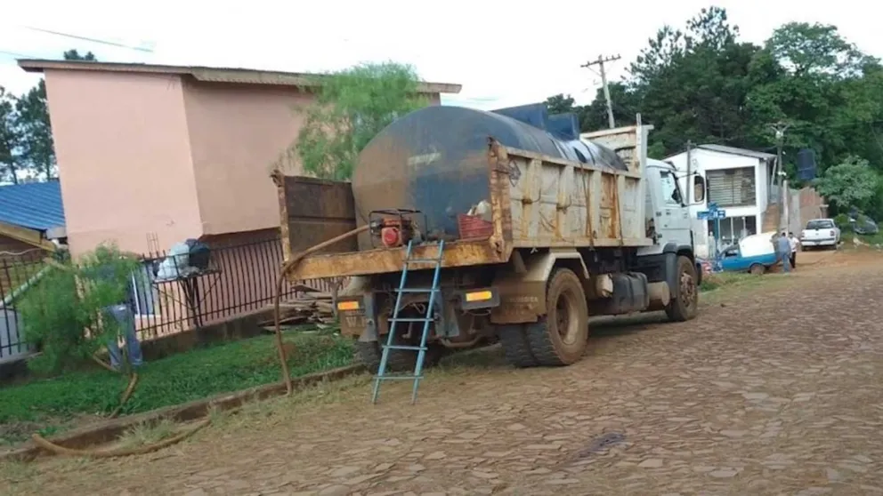 En Irigoyen, los camiones distribuyen agua en los barrios.  Foto: Fabián Acosta