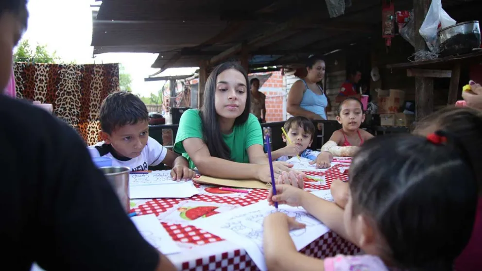 Jóvenes por la Educación es un grupo solidario que todas las semanas brinda clases de apoyo 	y merienda a chicos de barrios periféricos de Posadas.  	Foto: Natalia Guerrero

