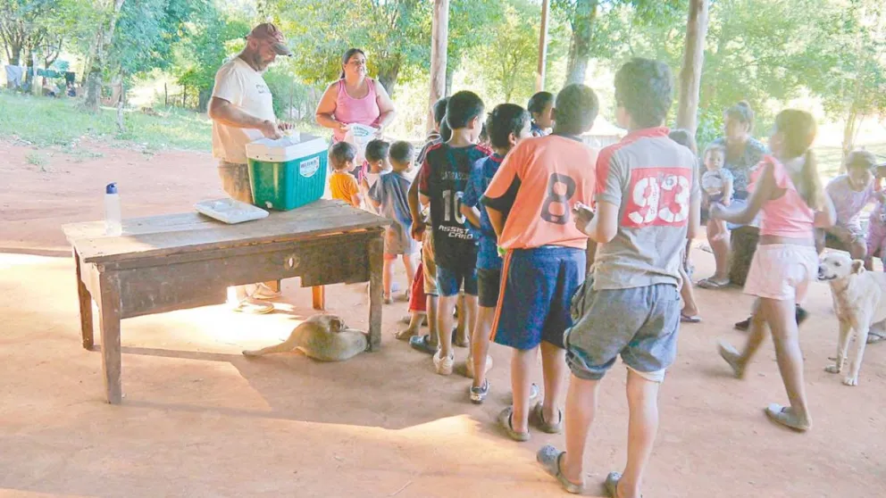 Además de la merienda les dan clases de apoyo a los chicos. Foto: Luciano Ferreyra