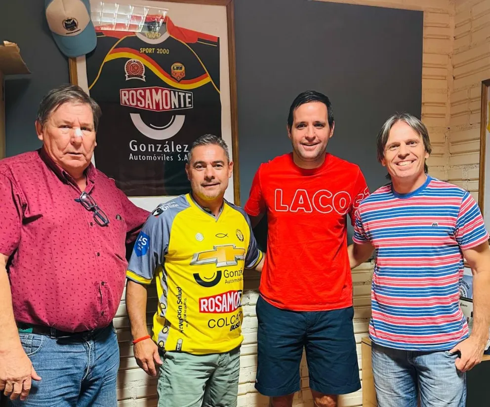 Toti junto a los dirigentes del club de Garupá.