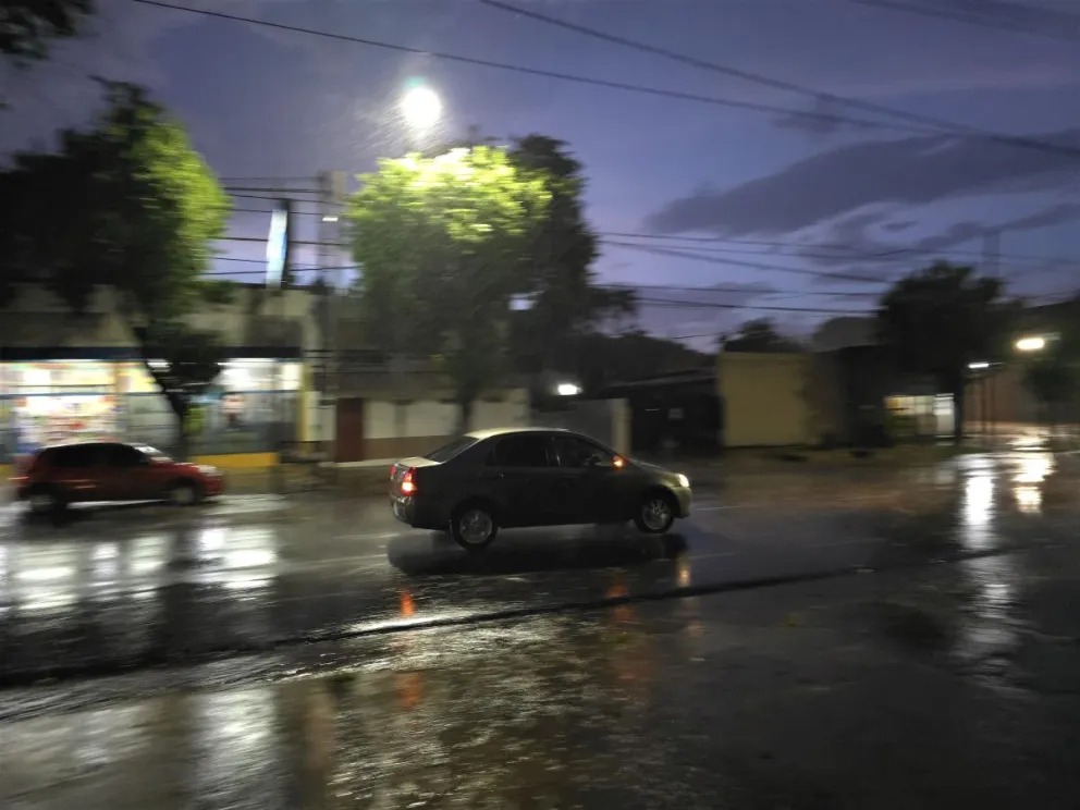 En varias comunas misioneras llueve copiosamente desde esta tarde. //Foto: Víctor Hugo Paniagua.