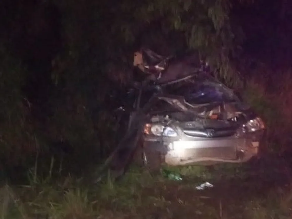 El vehículo terminó dando varios tumbos y quedó con serios daños. //Foto: Policía de Misiones.
