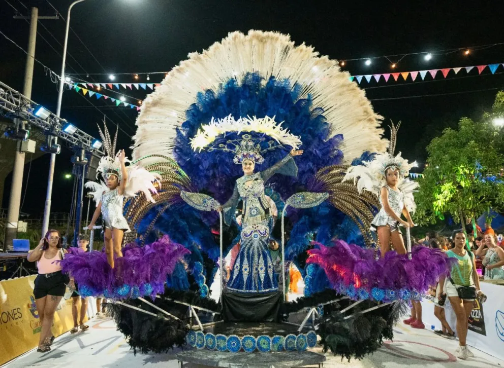 El carnaval de San Javier brindó un espectáculo lleno de música, danza y color en el nuevo Paseo de las Festividades. Fotos: Ángela Ferreira.