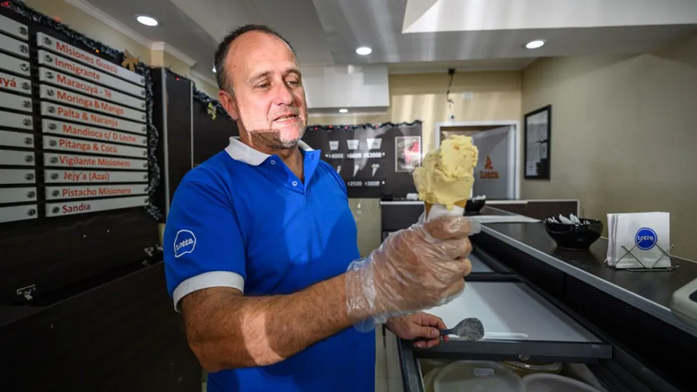 Nicolas Beretta es emprendedor e innova en los sabores de sus helados en Lotta heladería.  Fotos: Víctor Paniagua